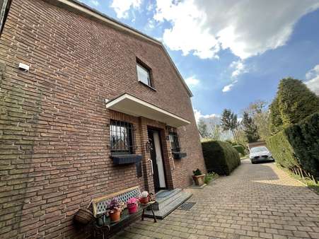 Hauseingang mit Einfahrt Hauseingang mit Einfahrt - Einfamilienhaus in 47259 Duisburg mit 126m² kaufen