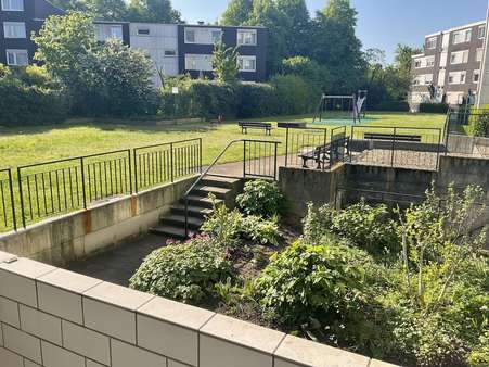 Blick in den Garten - Erdgeschosswohnung in 47167 Duisburg mit 78m² kaufen