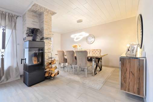 Kaminofen und der Essbereich - Doppelhaushälfte in 47441 Moers mit 115m² kaufen