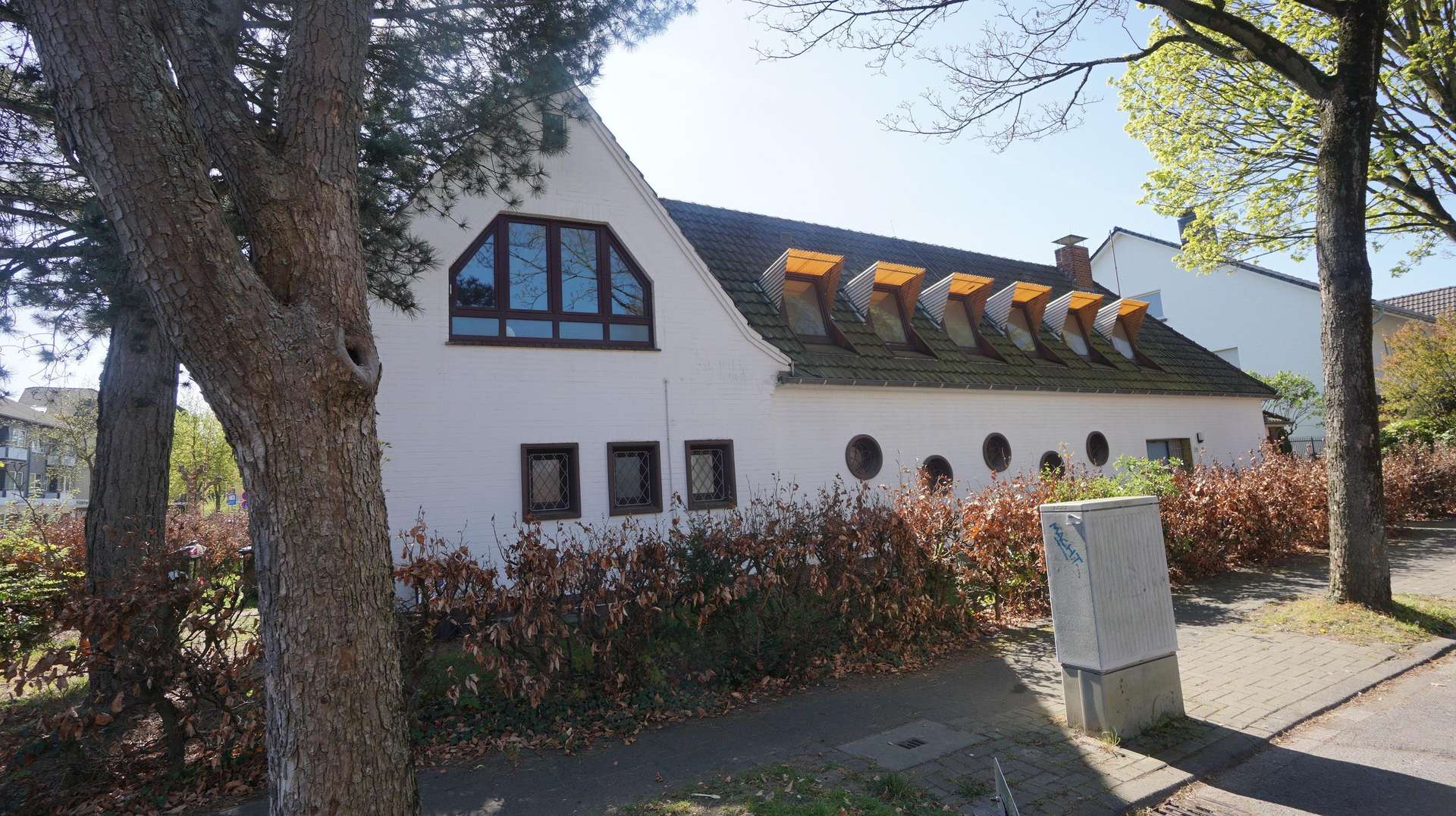 Seitenansicht des Hauses - Zweifamilienhaus in 47441 Moers mit 291m² kaufen