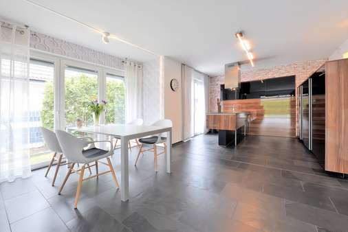 die offene Küche mit dem Essbereich die offene Küche mit dem Essbereich - Einfamilienhaus in 47228 Duisburg mit 141m² kaufen