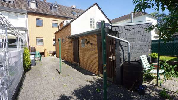 Gartenansicht inkl. der Anbauten - Reihenmittelhaus in 47441 Moers mit 90m² kaufen