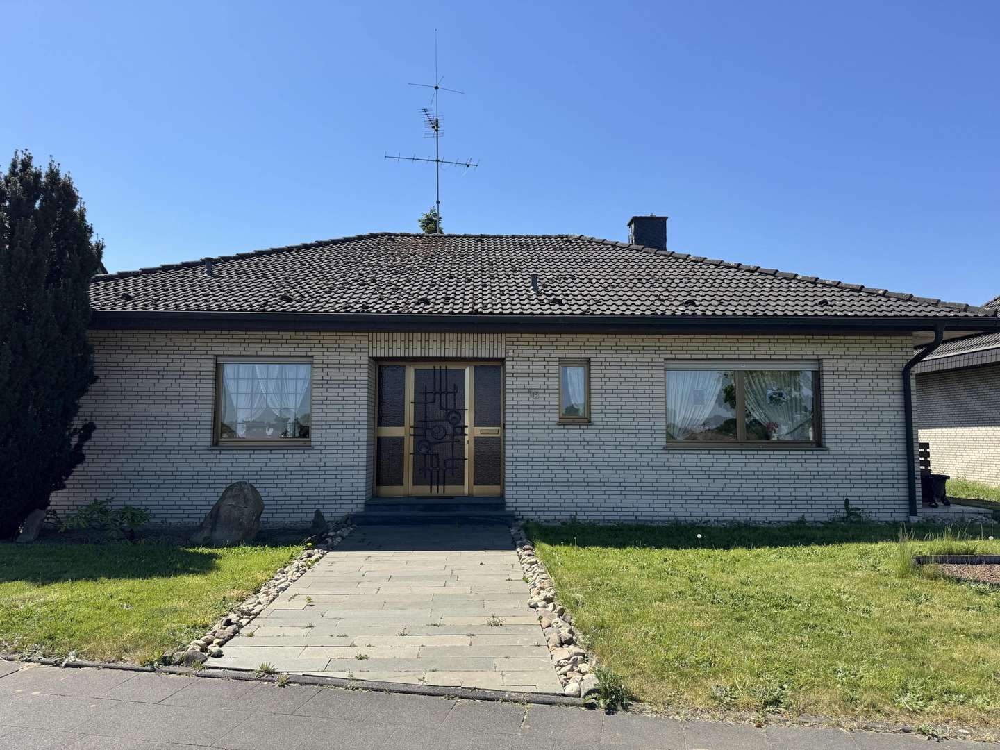 Straßenansicht - Bungalow in 47661 Issum mit 135m² kaufen