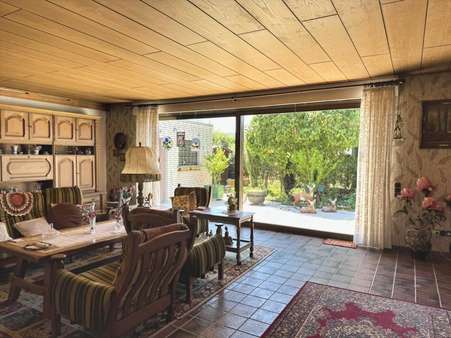 Wohnbereich mit großer Fensterfront - Bungalow in 47661 Issum mit 135m² kaufen