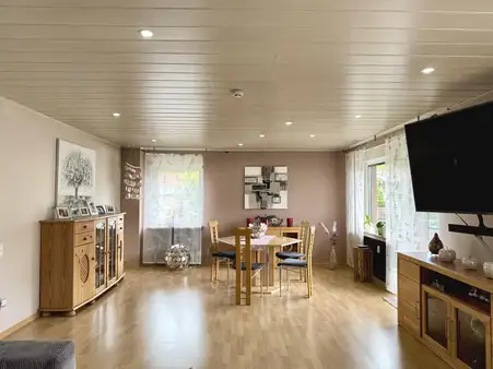 Geräumige Hochparterre-ETW mit Balkon und Garage zentral in beliebter Lage