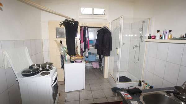 die Küche mit Dusche - Reihenmittelhaus in 47441 Moers mit 101m² kaufen