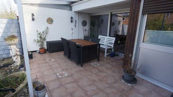 die überdachte Terrasse - Reihenmittelhaus in 47829 Krefeld mit 95m² kaufen
