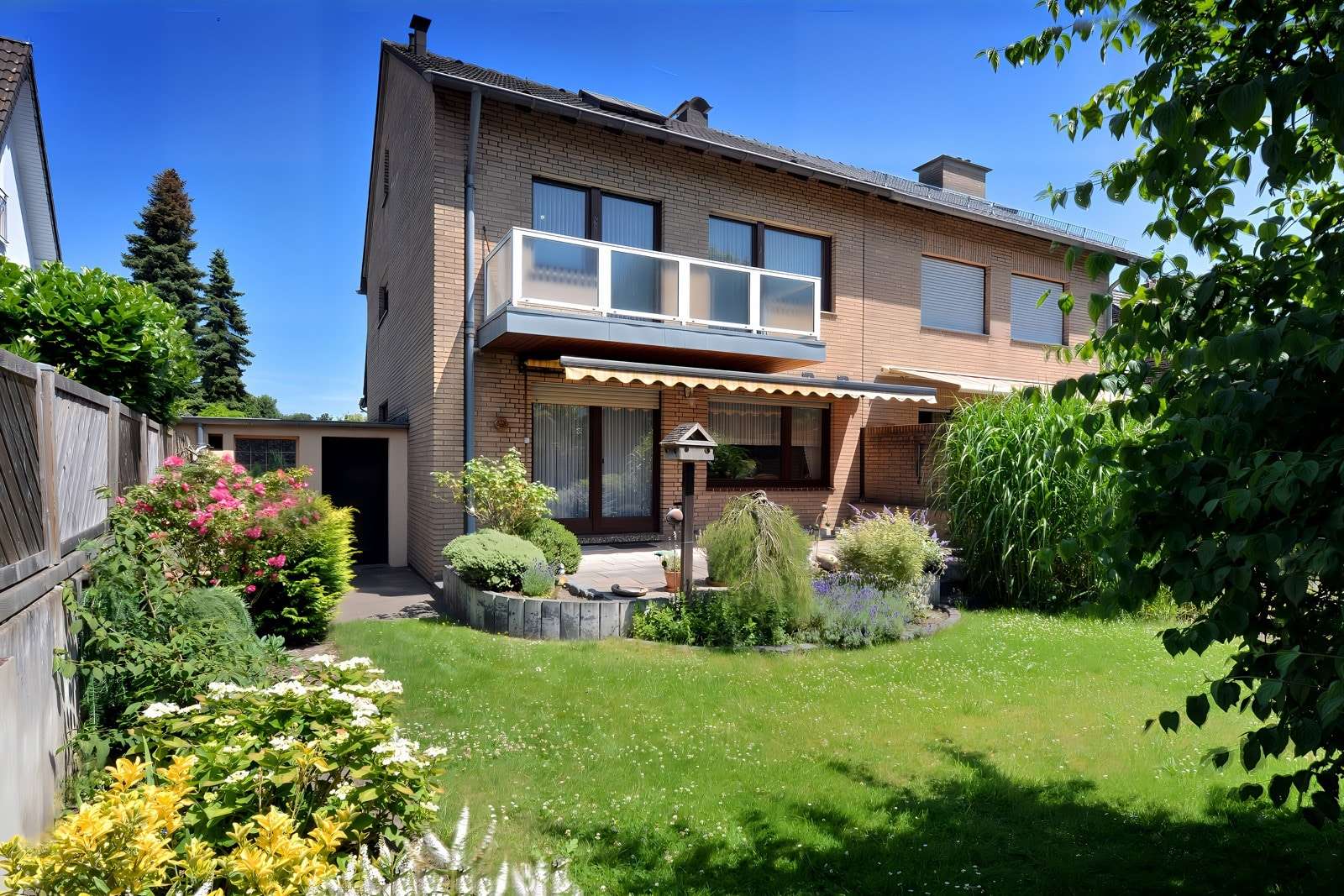 Gartenansicht des Hauses Gartenansicht des Hauses - Doppelhaushälfte in 47199 Duisburg mit 108m² kaufen