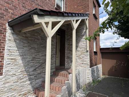Überdachter Hauseingang Überdachter Hauseingang - Doppelhaushälfte in 47443 Moers mit 123m² kaufen