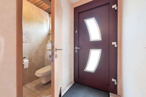 Eingangsdiele mit Gäste-WC Eingangsdiele mit Gäste-WC - Reihenmittelhaus in 47198 Duisburg mit 97m² kaufen