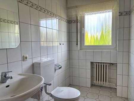 Hell gefliestes Gäste WC mit Fenster Hell gefliestes Gäste WC mit Fenster - Einfamilienhaus in 47445 Moers mit 137m² kaufen