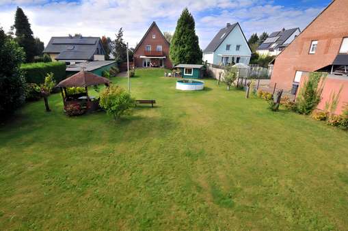 der Blick von der hinteren Grenze der Blick von der hinteren Grenze - Einfamilienhaus in 47443 Moers mit 120m² kaufen