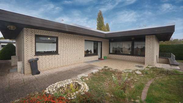 Gartenansicht des Hauses - Bungalow in 47447 Moers mit 121m² kaufen