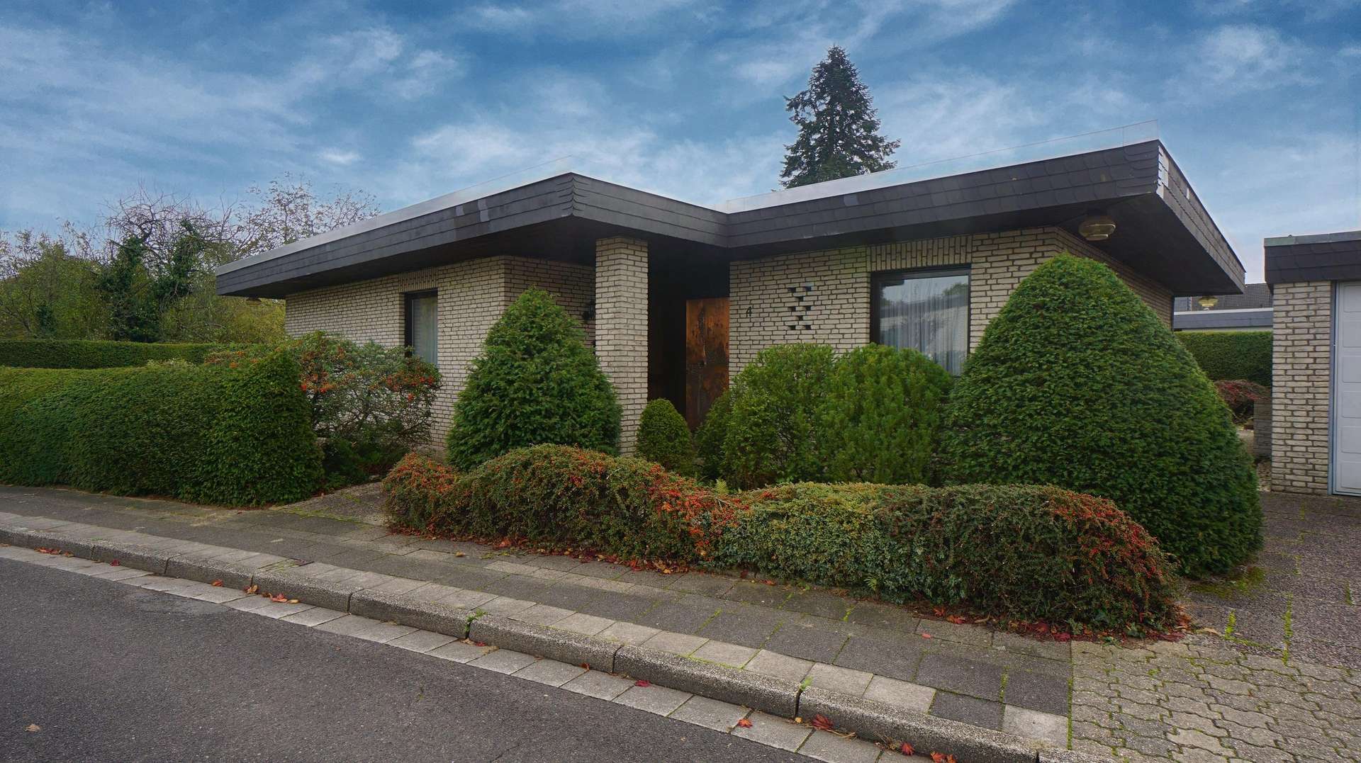 Hausansicht - Bungalow in 47447 Moers mit 121m² kaufen