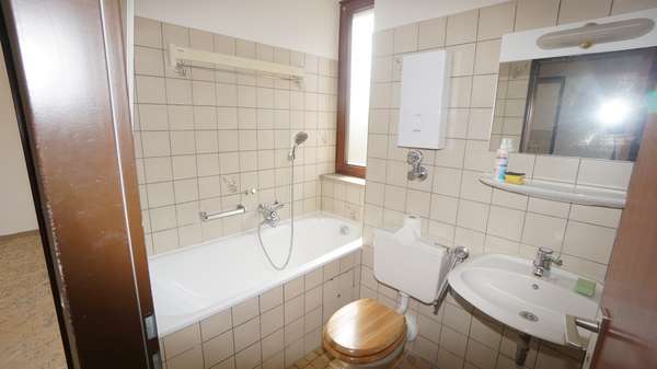 das Bad mit Badewanne - Etagenwohnung in 47441 Moers mit 65m² kaufen