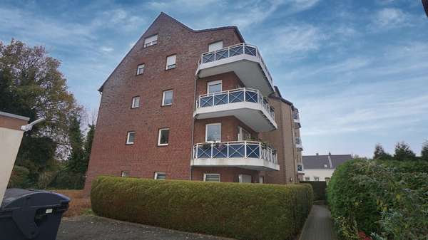 Seitenansicht mit dem Balkon Seitenansicht mit dem Balkon - Maisonette-Wohnung in 47443 Moers mit 111m² kaufen