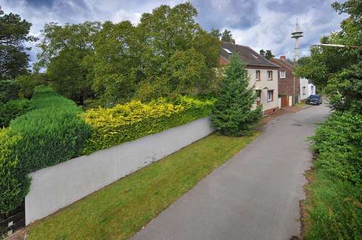 Genügend Platz für evtl. ein weiteres Haus - Zweifamilienhaus in 47443 Moers mit 280m² kaufen