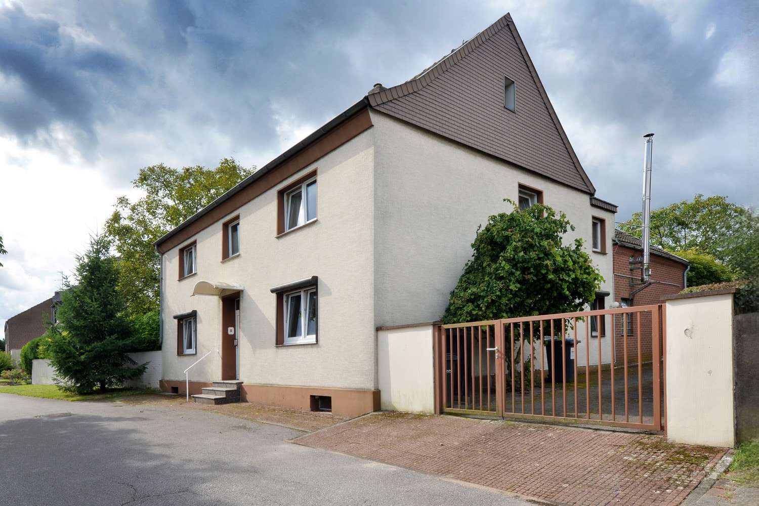 Hausansicht - Zweifamilienhaus in 47443 Moers mit 280m² kaufen