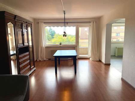 Wohnzimmer mit angrenzendem Esszimmer Zugang zur Loggia  - Maisonette-Wohnung in 47495 Rheinberg mit 116m² kaufen