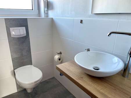 Modernes Gäste WC mit Fenster - Dachgeschosswohnung in 47445 Moers mit 98m² kaufen