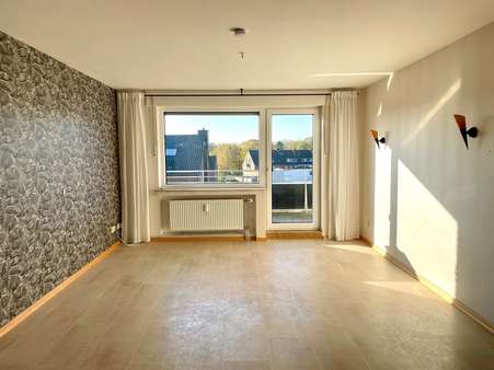 Wohnzimmer mit Zugang zum XXL-Balkon - Dachgeschosswohnung in 47445 Moers mit 98m² kaufen