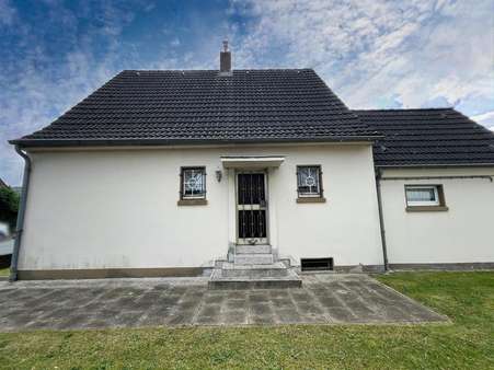 Seitenansicht mit Hauseingang - Einfamilienhaus in 47199 Duisburg mit 106m² kaufen