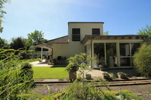Stilvoller Bungalow mit ausgebautem Zeltdach in exklusiver Lage von Dinslaken-Eppinghoven