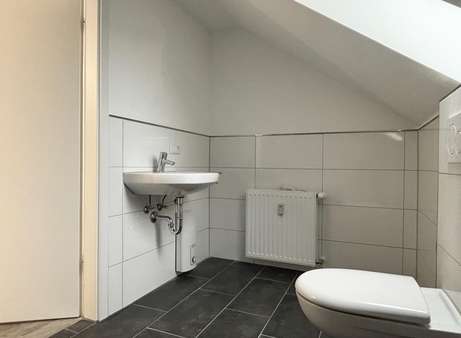 Badezimmer - Dachgeschosswohnung in 46562 Voerde mit 54m² mieten