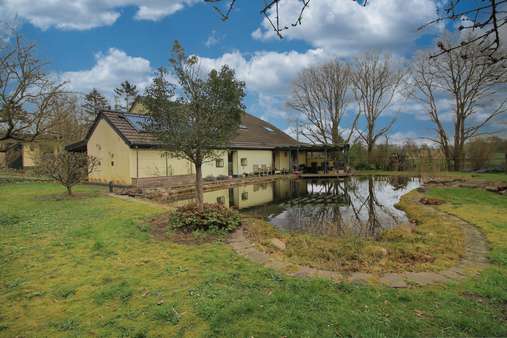 Gartenansicht mit Schwimmteich - Einfamilienhaus in 47506 Neukirchen-Vluyn mit 187m² kaufen
