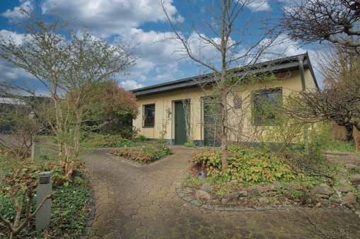 Hofansicht / Zugang zum Garagengebäude - Einfamilienhaus in 47506 Neukirchen-Vluyn mit 187m² kaufen