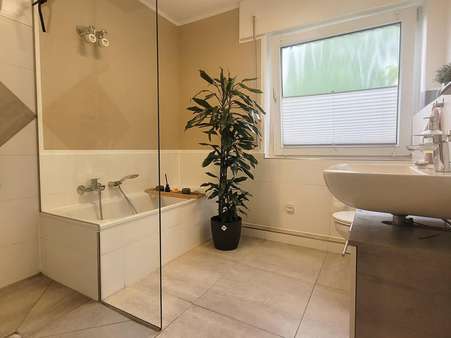 Badezimmer im  EG - Zweifamilienhaus in 46562 Voerde mit 166m² kaufen