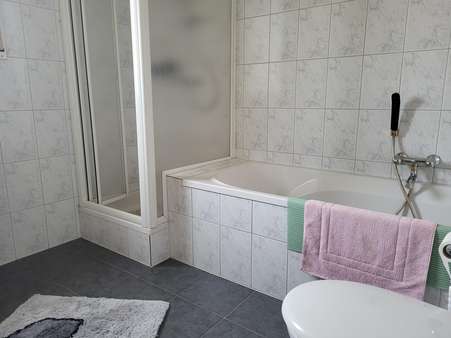 Tageslichtbad mit Wanne und Dusche - Reihenendhaus in 46485 Wesel mit 155m² kaufen