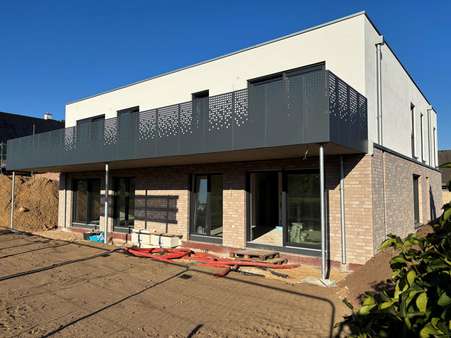 Rückansicht Haus Emscherweg 9 (1. Bauabschnitt) Rückansicht Haus Emscherweg 9 (1. Bauabschnitt) - Erdgeschosswohnung in 46487 Wesel mit 91m² kaufen