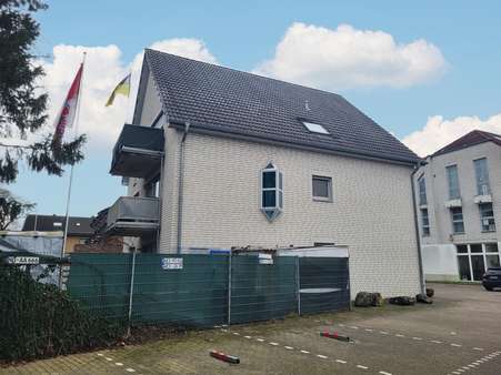 Seitenansicht mit PKW-Stellplätze - Mehrfamilienhaus in 46487 Wesel mit 279m² als Kapitalanlage günstig kaufen