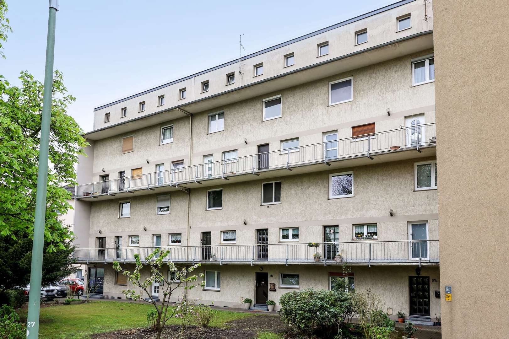 Straßenansicht - Maisonette-Wohnung in 45143 Essen, Altendorf mit 72m² kaufen