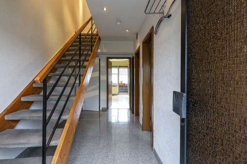 Empfangsbereich mit Treppe - Maisonette-Wohnung in 45143 Essen, Altendorf mit 72m² kaufen