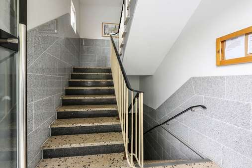 Treppenhaus - Maisonette-Wohnung in 45143 Essen, Altendorf mit 72m² kaufen