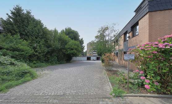 Einfahrt/ Garagenhof - Zweifamilienhaus in 45136 Essen mit 279m² kaufen