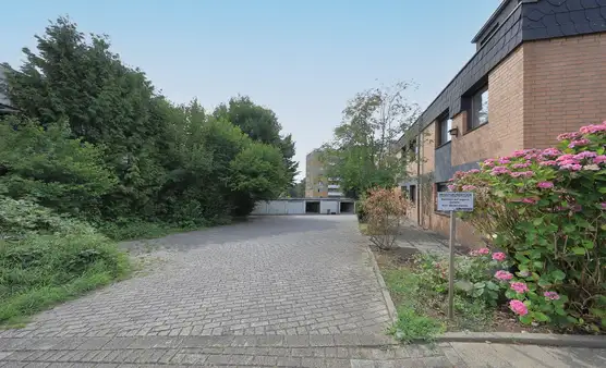 Raumwunder! Behindertengerechtes Doppelhaus mit rd. 280 m², Aufzug, 2 Garagen + 2 Stellplätzen