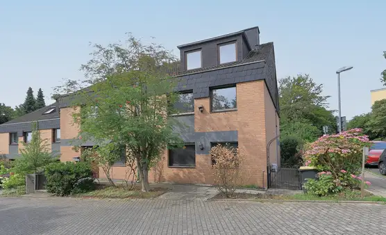 Raumwunder! Behindertengerechtes Doppelhaus mit rd. 280 m², Aufzug, 2 Garagen + 2 Stellplätzen