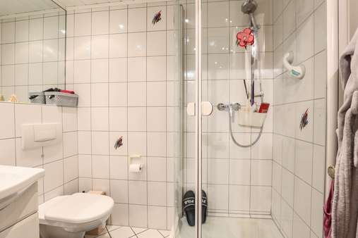 innenliegendes Duschbad im 1.OG - Mehrfamilienhaus in 45355 Essen mit 323m² als Kapitalanlage kaufen