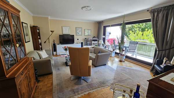 Wohnzimmer mit Schiebetür Wohnzimmer mit Schiebetür - Etagenwohnung in 45259 Essen mit 88m² kaufen
