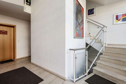 Treppenhaus mit Aufzug - Etagenwohnung in 45133 Essen mit 163m² kaufen