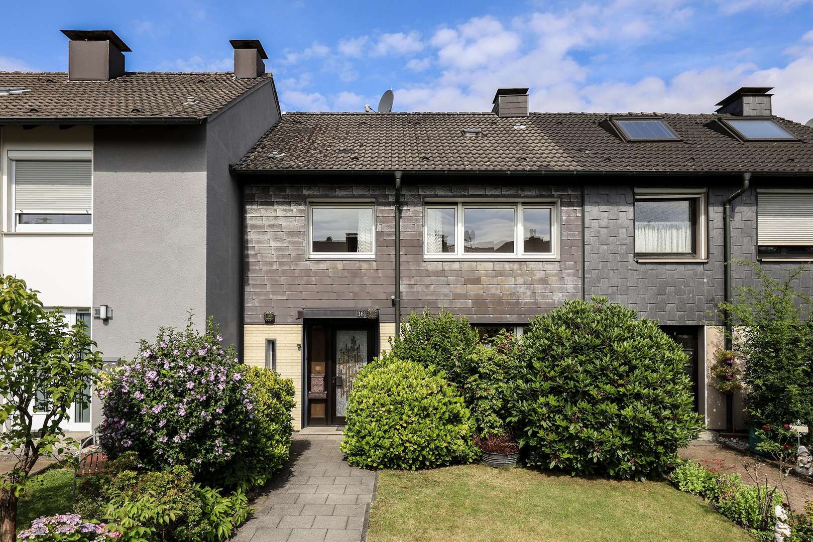 Straßenansicht - Reihenmittelhaus in 45359 Essen mit 102m² kaufen