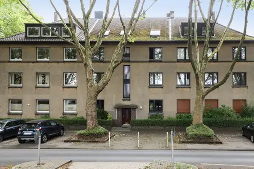 Paketverkauf: zwei freie Wohnungen (ca. 80 m² +ca 30 m²) und eine vermietete Wohnung (ca.99 m²) 