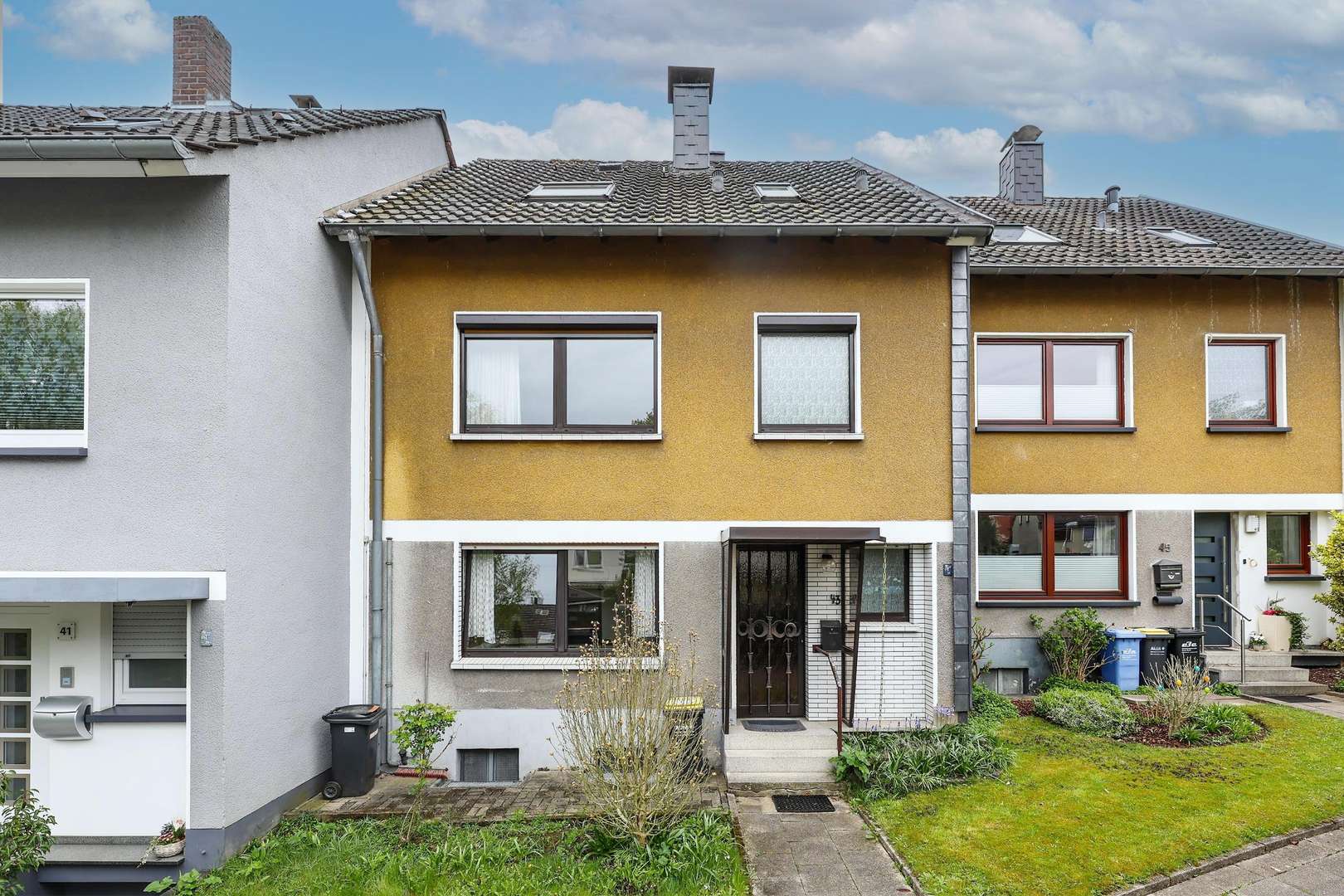 Straßenansicht Straßenansicht - Reihenmittelhaus in 45279 Essen, Freisenbruch mit 99m² kaufen