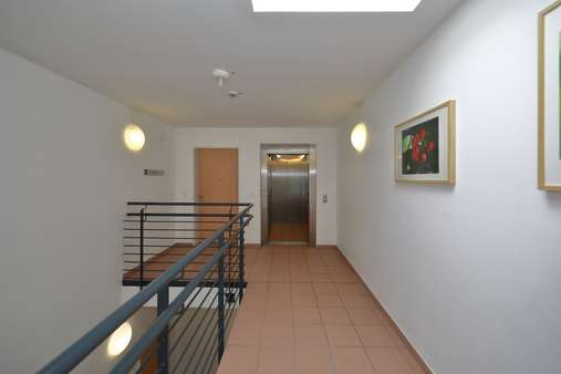 Treppenhaus mit Aufzug - Etagenwohnung in 45127 Essen mit 66m² günstig mieten