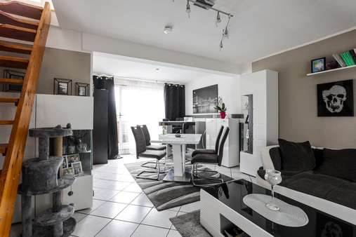 Wohnbereich mit Zugang zur Loggia - Maisonette-Wohnung in 45147 Essen mit 69m² günstig kaufen