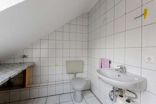 Tageslicht Gäste-WC mit Waschmaschinenanschluss Tageslicht Gäste-WC mit Waschmaschinenanschluss - Dachgeschosswohnung in 45468 Mülheim mit 110m² kaufen