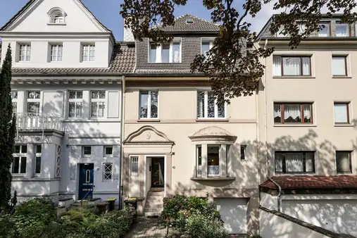 Rarität mit Sanierungsbedarf! Denkmalgeschütztes Reihenhaus mit über 250 m² Whnfl. im Moltkeviertel